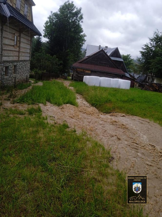 Oberwanie chmury nad Podhalem. Górskie potoki wylały. Woda wdziera się ludziom na posesje