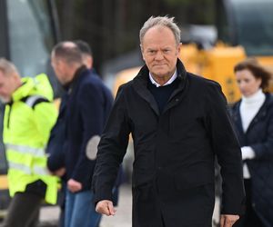 iebrowo, 15.10.2025. Premier RP Donald Tusk podczas wizyty na miejscu planowanej budowy pierwszej polskiej elektrowni jądrowej Lubiatowo – Kopalino w Biebrowie (woj. pomorskie)