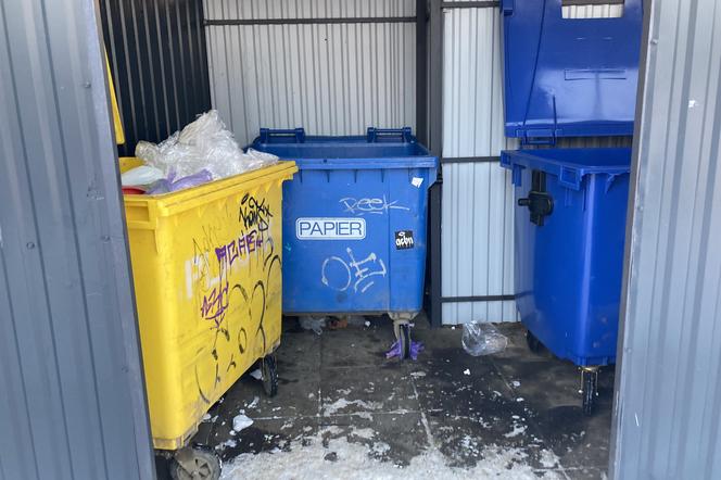 Wiata śmietnikowa z kontenerami do segregacji śmieci
