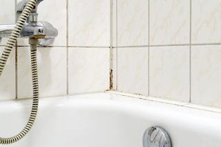 Jak usunąć silikon? Usuwanie zapleśniałej silikonowej fugi: lepszej instrukcji nie znajdziesz!