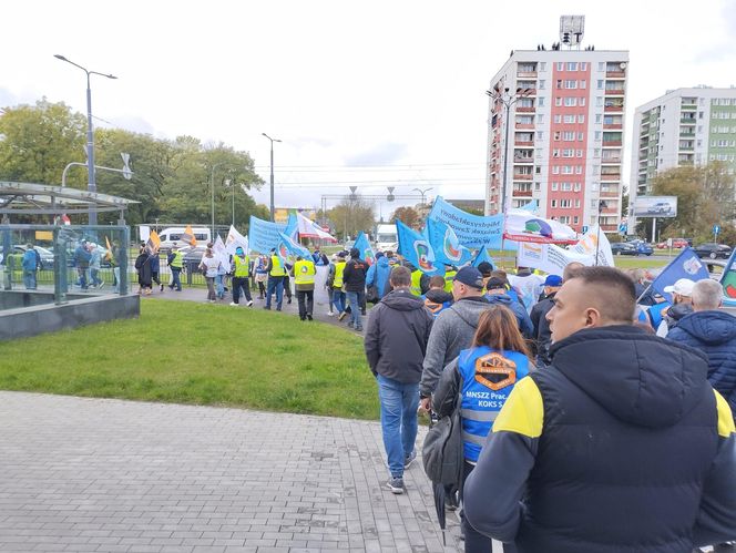 Hutnicy i koksownicy wyszli na ulice w Dąbrowie Górniczej. Apel do rządu o ratunek dla branży i tysięcy miejsc pracy