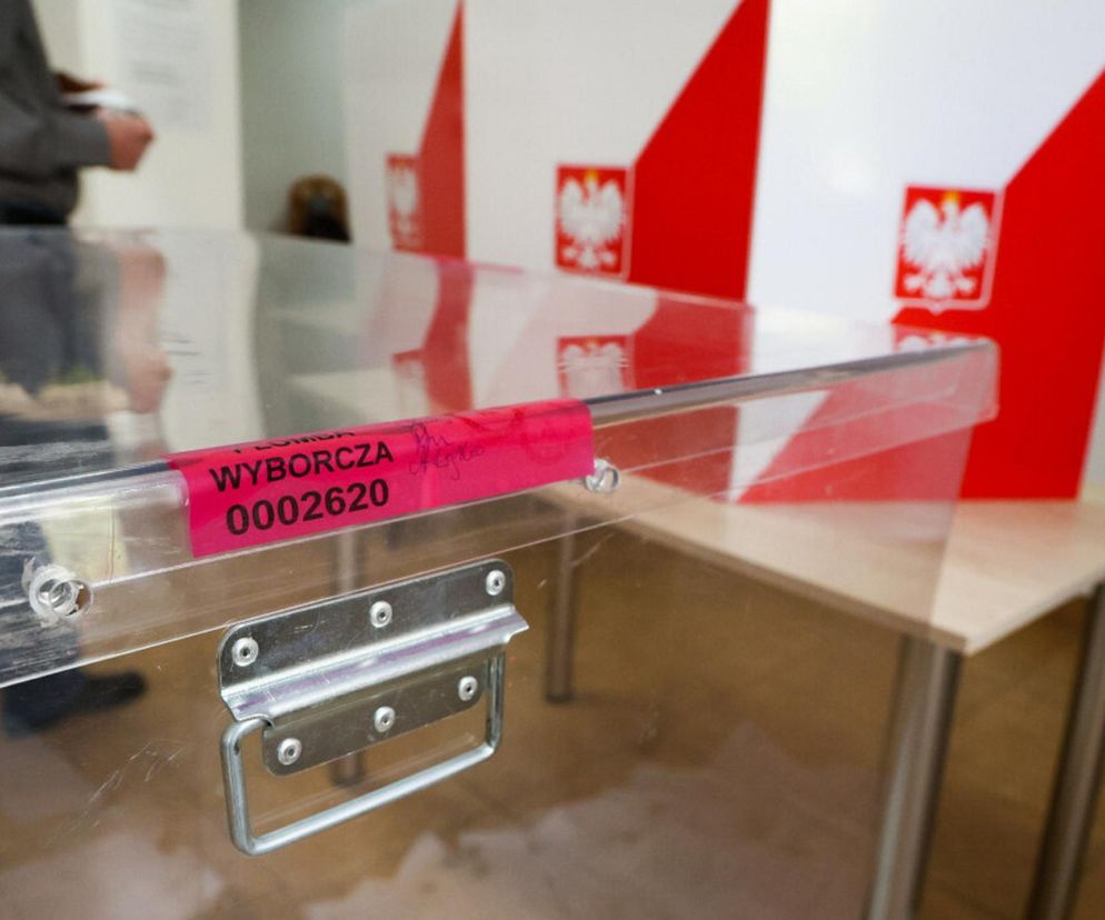 Wybory prezydenckie 2025. Afera w komisji wyborczej w Warszawie. Poszło o korale!