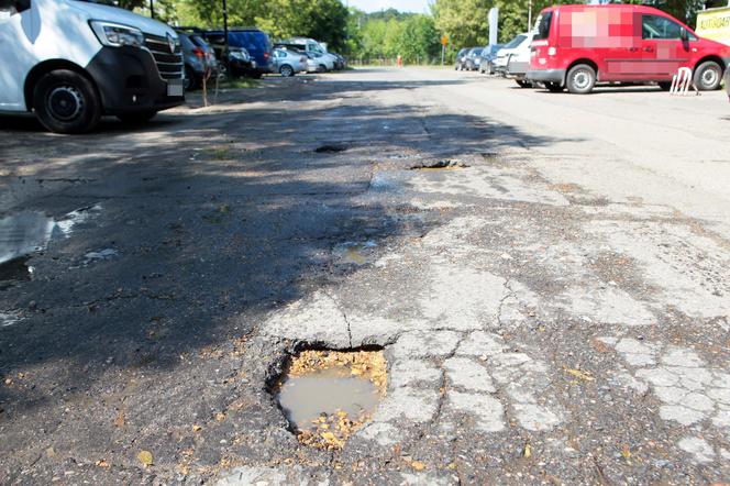 Osiedlowa ulica jest ciągle zalana. Mieszkańcy mają dość 