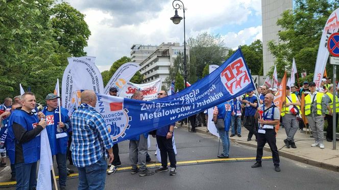 Protest hutników w Warszawie. Idą od Sejmu do Kancelarii Premiera