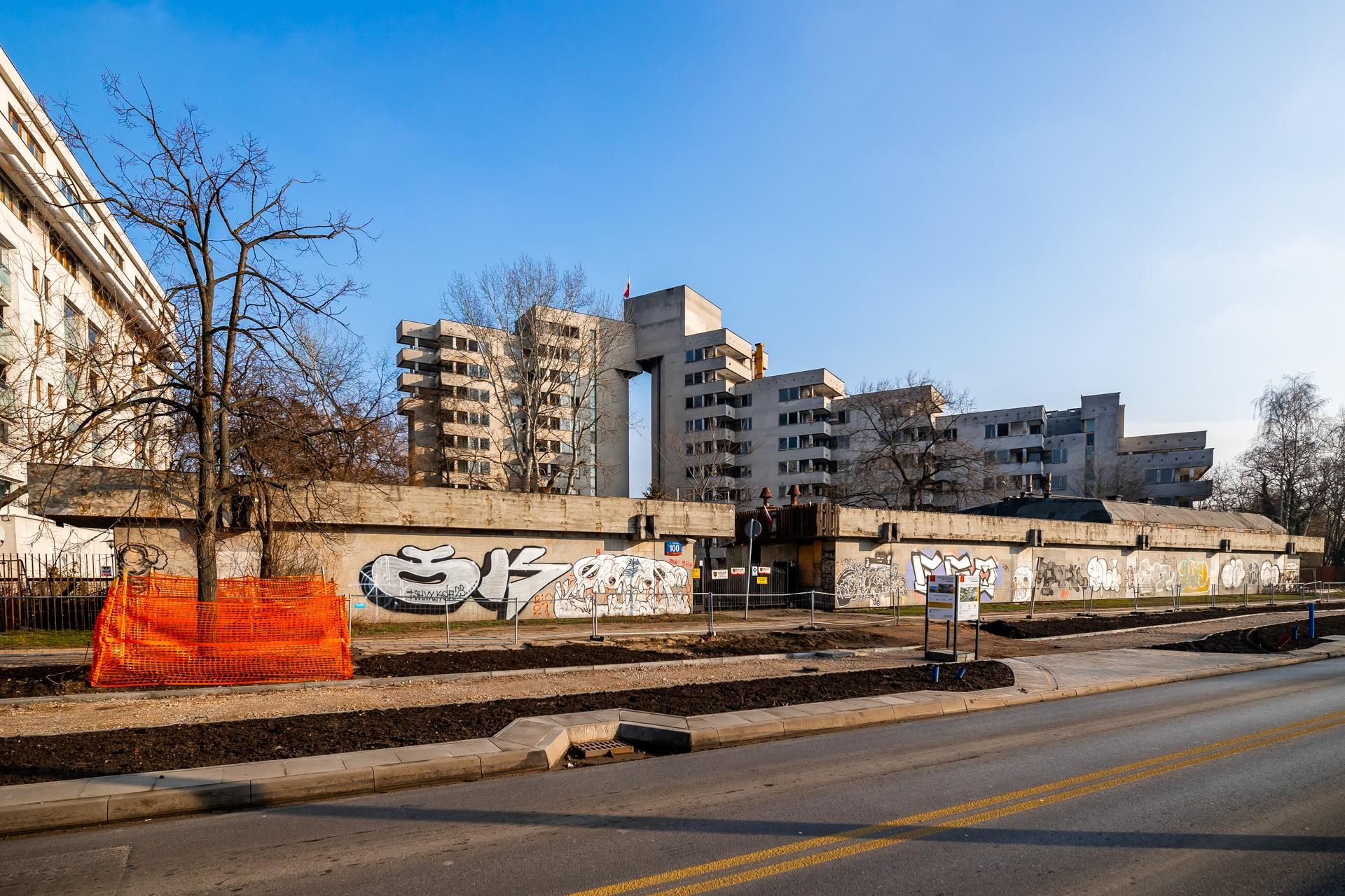 Szpiegowo, blok na Sobieskiego 100 w Warszawie