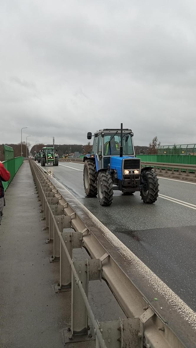 Trwa protest rolników w woj. lubelskim. Blokady są w wielu miejscach w regionie [DUŻO ZDJĘĆ]