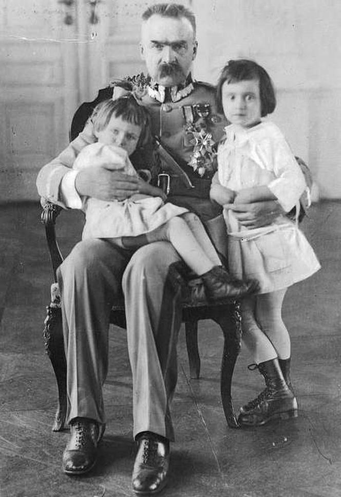 Józef Piłsudski z córkami