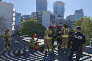 Dramatyczna akcja ratunkowa w Warszawie. Mężczyzna utknął w szybie wentylacyjnym