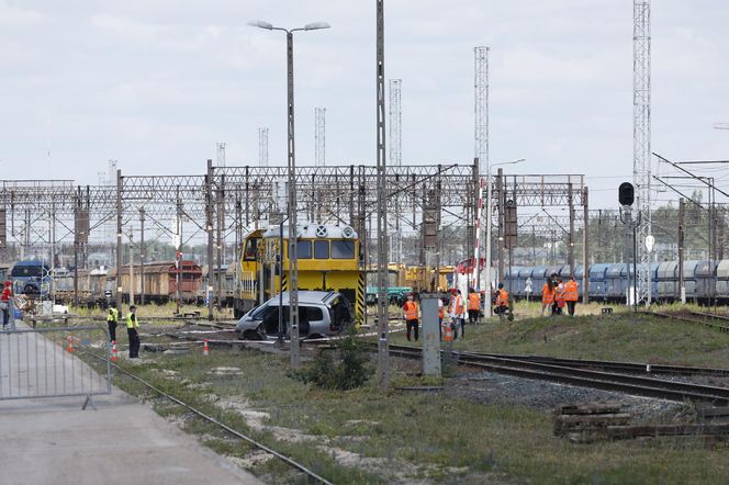 Kontrolowane zderzenie pociągu z osobówką