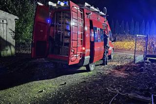 Kot wpadł do studni i nie mógł z niej wyjść. Na pomoc ruszyli strażacy