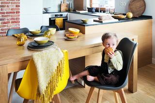 Kuchnia biała z drewnem. Inspiracje