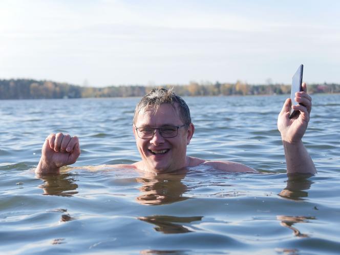 Oni niczego się nie boją! Morsy z woj. lubelskiego rozpoczęły sezon w Firleju!