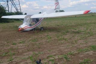 Awionetka dachowała w polu. 79-latek wyszedł bez szwanku. „To był cud” [ZDJĘCIA]