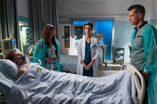 Na dobre i na złe odc. 902: Andrzej Falkowicz (Michał Żebrowski), Kacper (Kamil Żebrowski), Matylda (Amelia Czaja), Blanka (Pola Gonciarz)