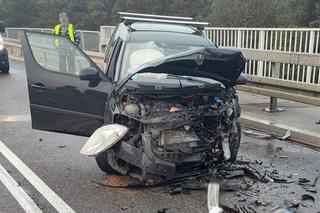 Potworny wypadek dwóch aut osobowych pod Mławą. Czołowo zderzyły się dwie skody. Trzy osoby ranne