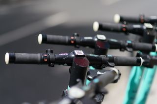Kolejny wypadek z udziałem hulajnogi elektrycznej w pow. rybnickim. 36-latek doznał poważnych obrażeń
