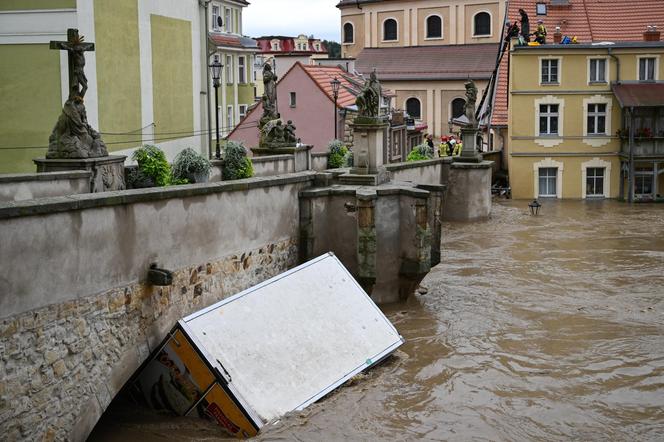 Dynamiczna sytuacja powodziowa. Rzeka Nysa Kłodzka zalała Kłodzko, 15 bm