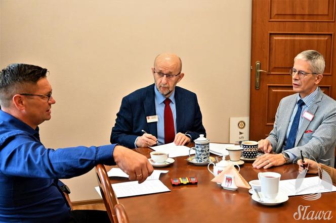 Umowa podpisana, plac budowy przekazany. Zaczyna się przebudowa byłej szkoły w Sławie
