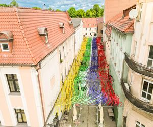 Nad ul. Bankową w Pszczynie zawisły kolorowe wstążki. Ich tęczowe kolory mają znaczenie