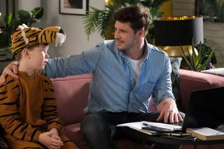 M jak miłość, odcinek 1802: Szymek (Staś Szczypiński), Marcin (Mikołaj Roznerski)