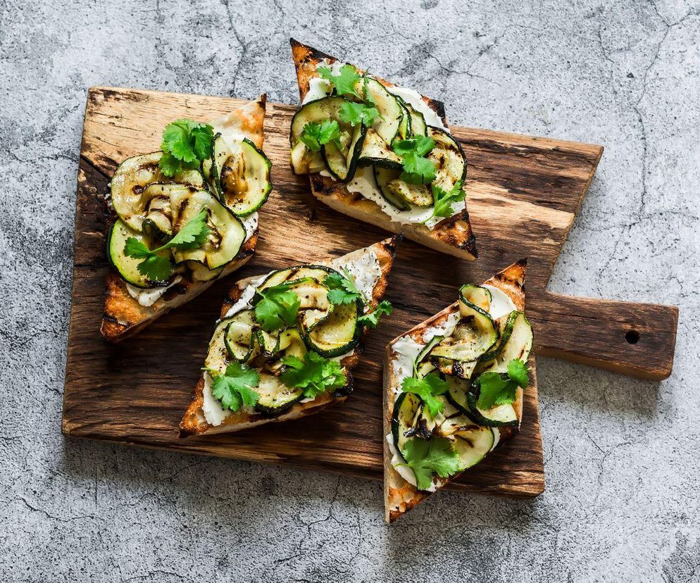 kanapki z grillowaną cukinią