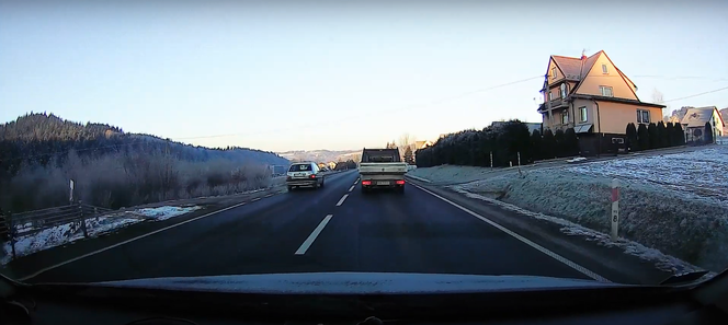 Wyprzedzał na czołówkę, w pewnym momencie jego auto nie dało rady... O krok od tragedii! [WIDEO]