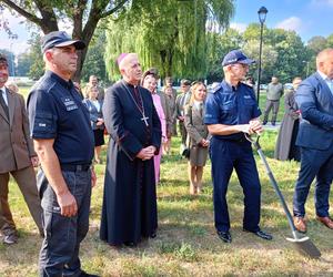 Trzy młode buki purpurowe na Skwerze Leśników Polskich wspólnie zasadzili pracownicy Nadleśnictwa Siedlce i Lasów Państwowych, władze miasta Siedlce i radni.