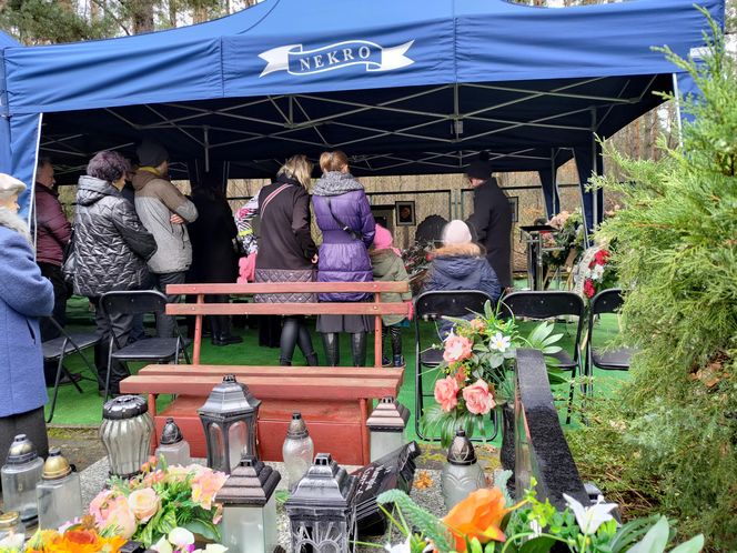 Pogrzeb tragicznie zmarłej rodziny z Namysłowa. Matka i syn spoczęli w jednym grobie. Ceremonia