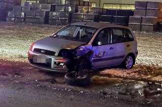 Warszawa. Czołowe zderzenie osobówek w Rembertowie. Jedna osoba trafiła do szpitala 