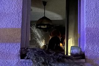 Chwile grozy na Pradze-Północ. Ojciec i dzieci trafiły do szpitala. W ich mieszkaniu wybuchł gigantyczny pożar