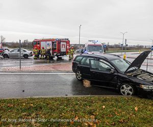 Ostrowiec Świętokrzyski. Dwa volvo roztrzaskane na skrzyżowaniu, są ranni