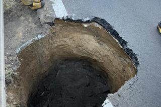 Zapadlisko na popularnej trasie. Wyłączono jeden pas ruchu. Na miejscu pracują strażacy