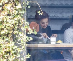 Małgorzata Socha stroi miny przy bajglu