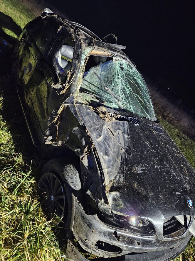 Wypadek niedaleko Gostynia. Kierowca bmw koziołkował, był pijany