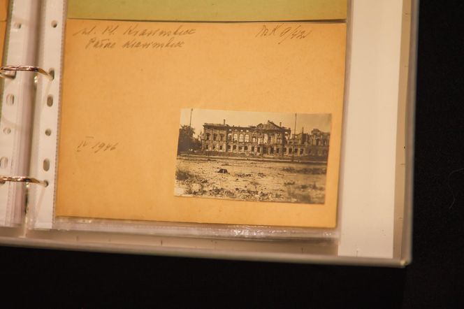 Zbiór fotografii dokumentujących zniszczoną Warszawę