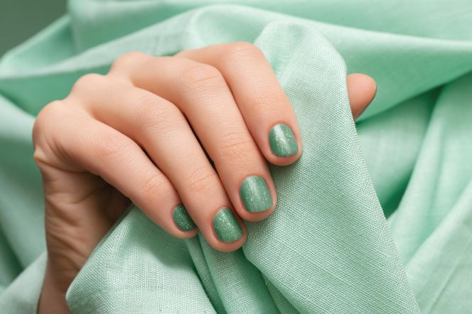 Manicure na wiosnę zachwyca prostotą. Zapomnij o mocnych kolorach i bogatych zdobieniach