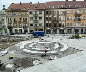 Remont Głównego Rynku w Kaliszu przedłużony. Są obiektywne powody