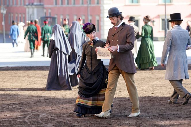 Wokulski i Rzecki spacerują po Warszawie. Plan zdjęciowy „Lalki” przeniósł Stare Miasto do XIX wieku!