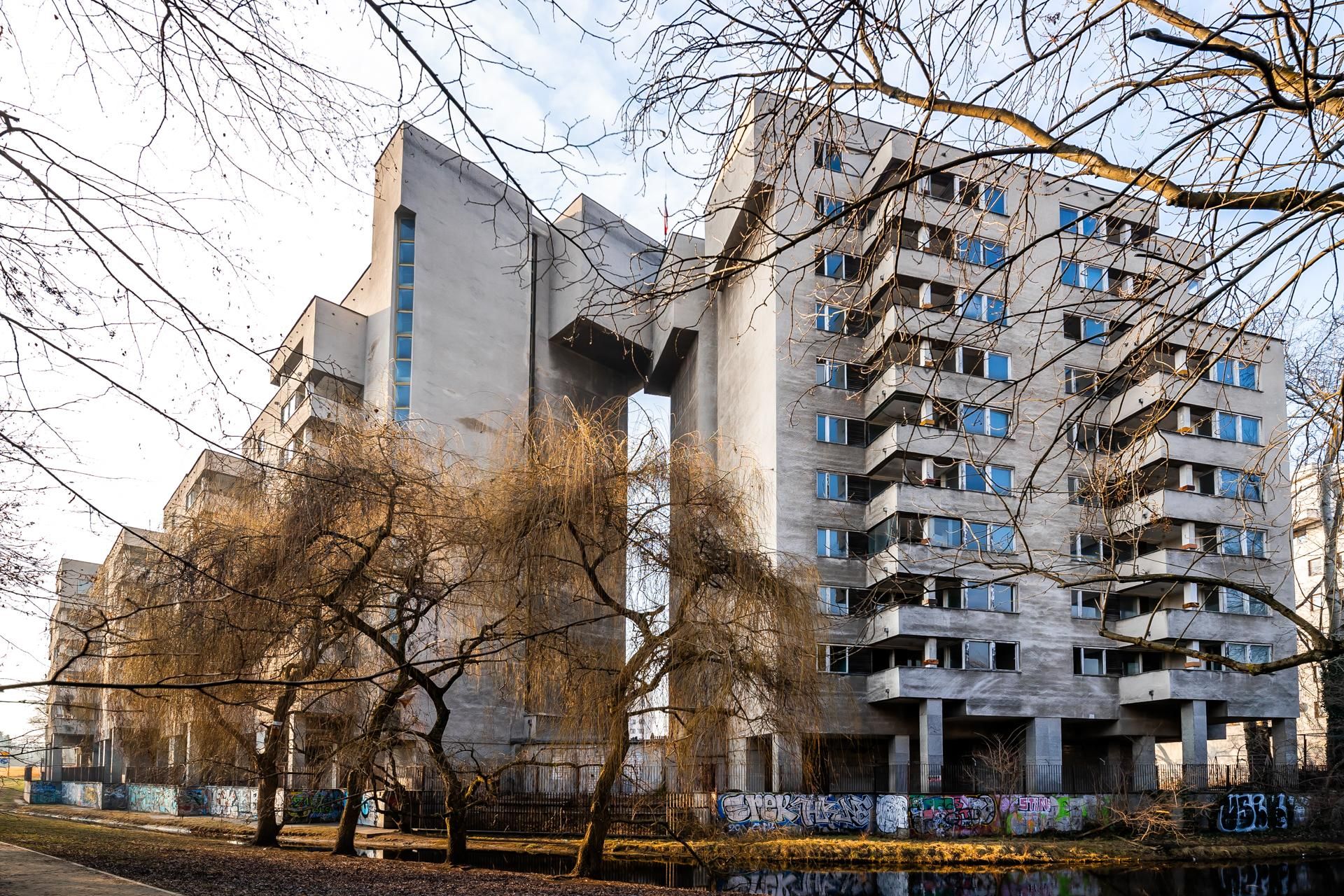 Szpiegowo, blok na Sobieskiego 100 w Warszawie
