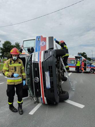 Wypadek w Nowy Sączu. Matka z dzieckiem jechała karetką do szpitala. Ambulans zderzył się z osobówką