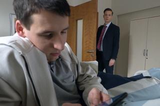Na Wspólnej, odcinek 3661: Darek w szpitalu u Tadeusza zobaczy jak brat podgląda Darię kamerką w telefonie - ZDJĘCIA