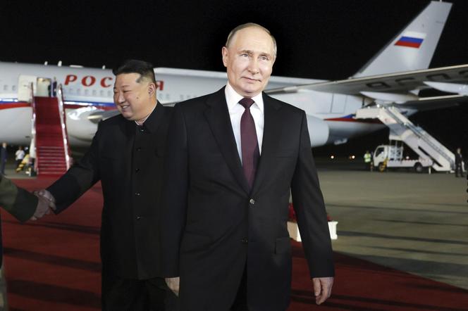 Putin w objęciach Kim Dzong Una! "Przyjacielska pogawędka"