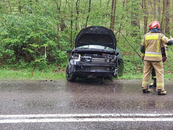 Wypadek na drodze nr 42 w Brodach. Zderzyły się dwa auta osobowe