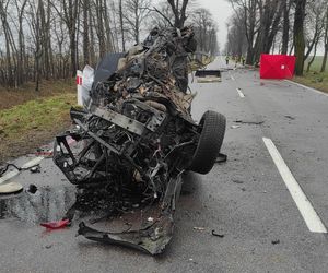 Z impetem wjechał w drzewo! Siła uderzenia rozerwała samochód