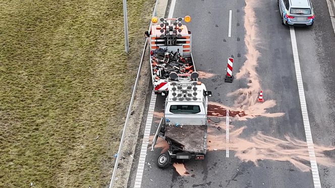 Wjechał Uberem prosto w drogowców. Są ranni