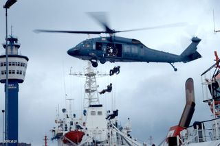 Ćwiczenia polskich zespołów bojowych na Bałtyku. Desant, abordaż, działania ze śmigłowcami i psami