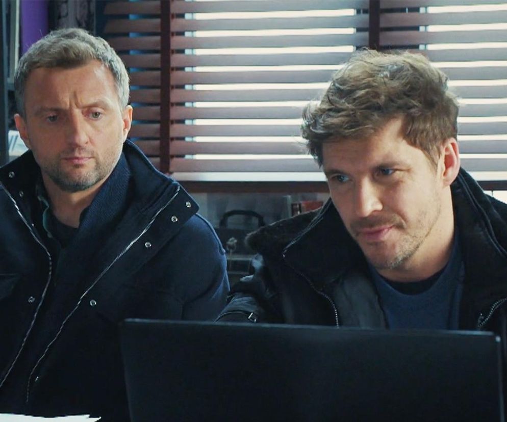 M jak miłość, odcinek 1866: Bartek (Arkadiusz Smoleński), Marcin (Mikołaj Roznerski) 