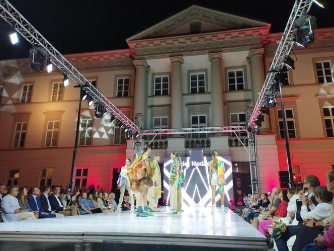 RADOM FASHION SHOW