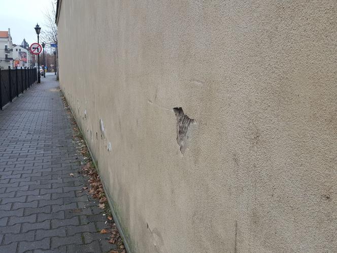 Z muru zabytkowego lapidarium w Lesznie znów odpada tynk