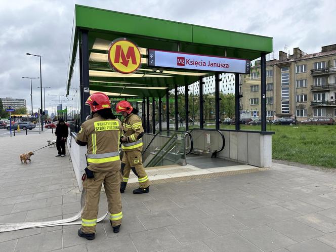 Pożar w metrze! Ewakuacja pasażerów, 5 stacji zamkniętych